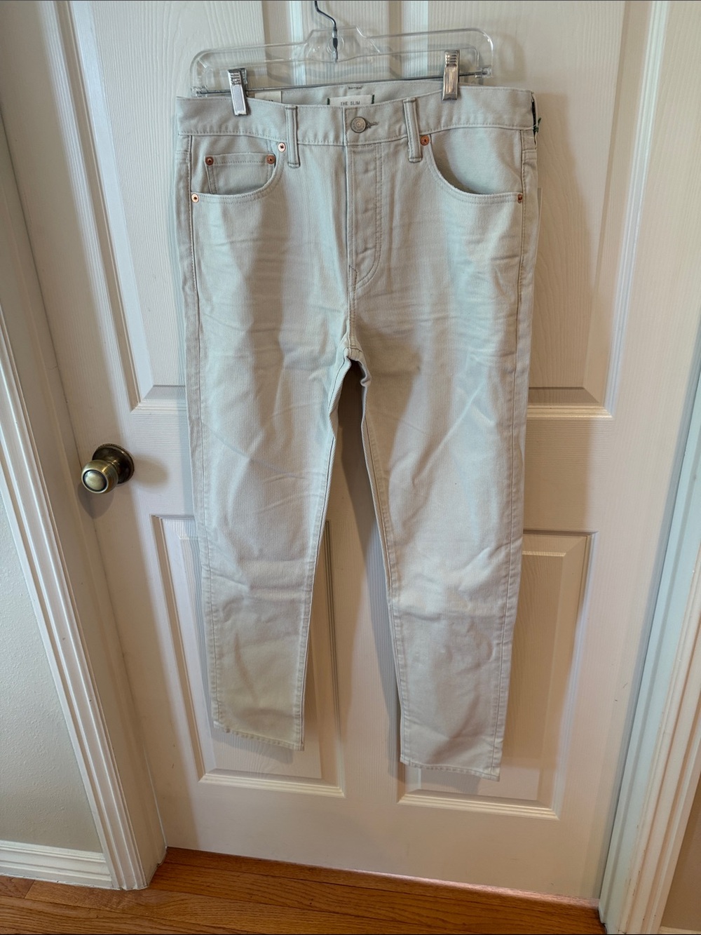 American Eagle Outfitters Light Cream Slim Jeans Sz 32.32.  NWT. Box46